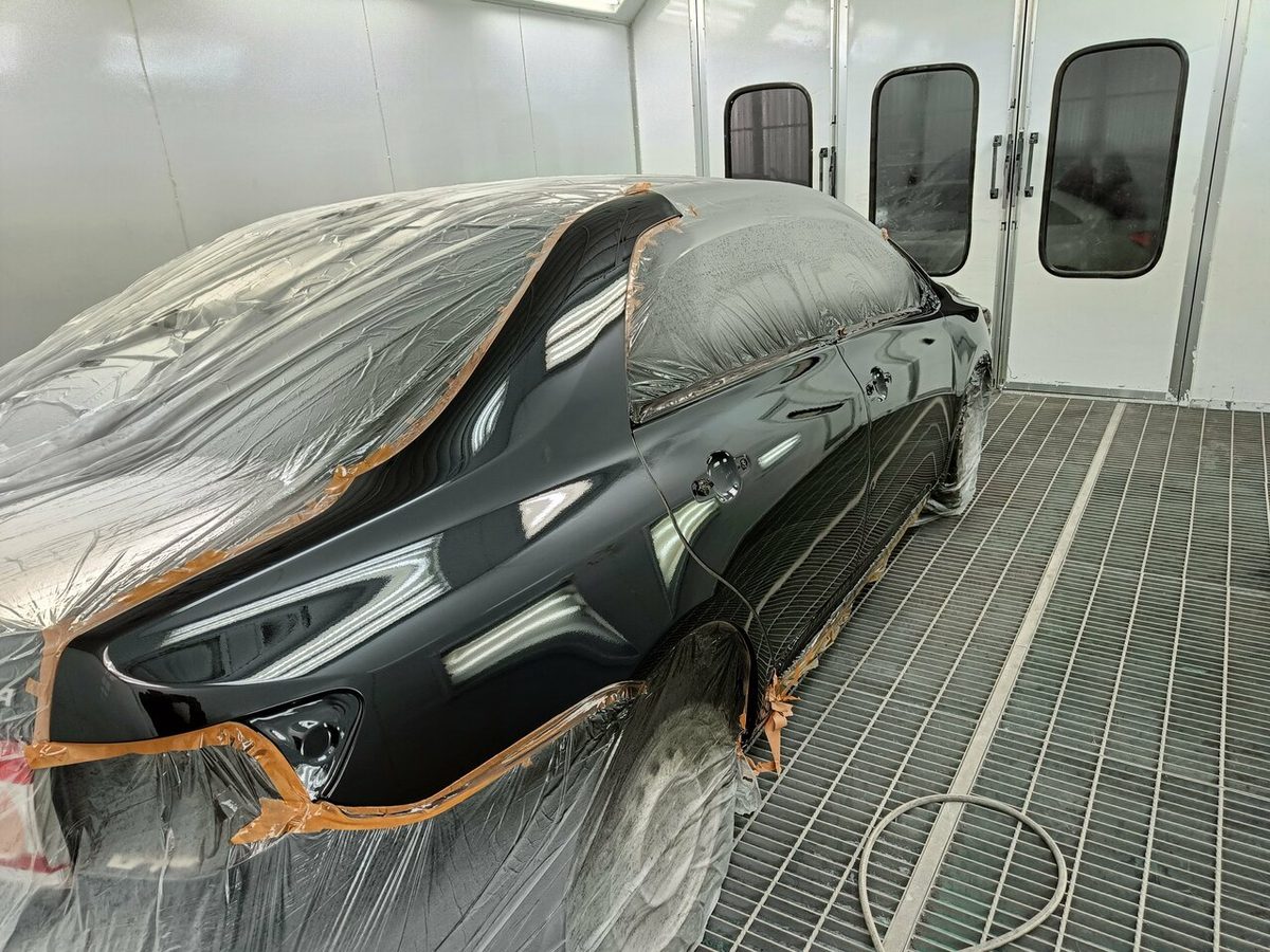 Подготовленный к покраске автомобиль в окрасочной камере