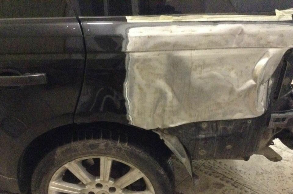 Заднее крыло Range Rover Sport в процессе рихтовки