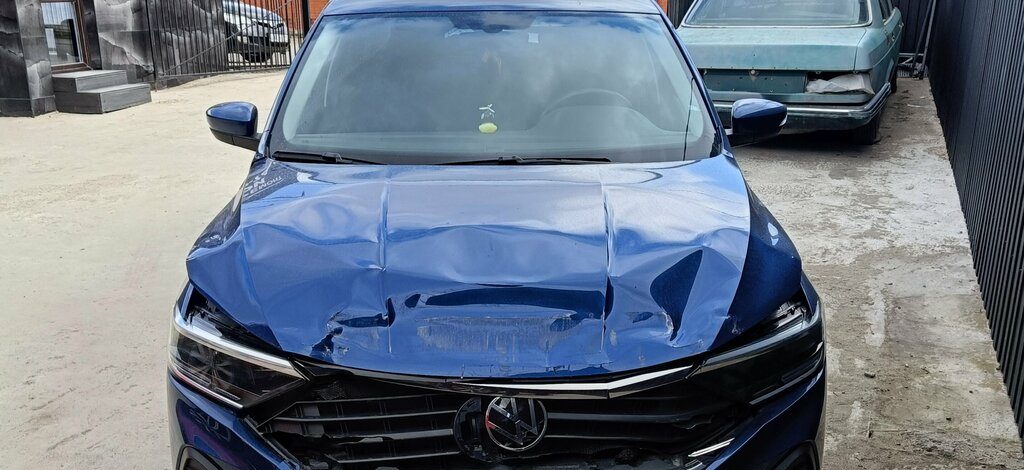 Volkswagen Polo со смятым капотом до ремонта